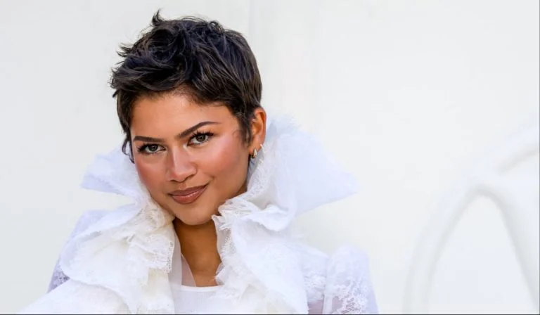 zendaya-salue-brigitte-macron-assise-la-video-fait cover